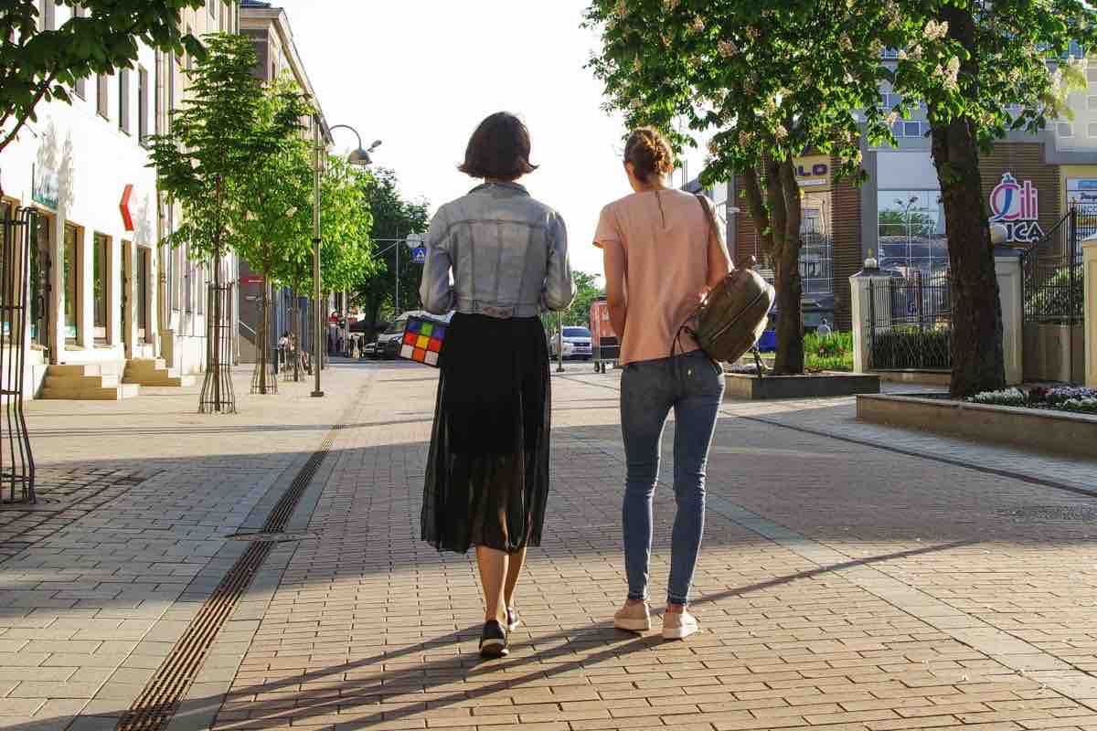 due donne passeggiano